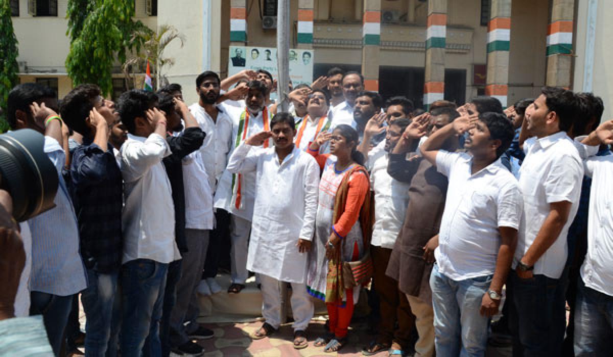 Cong leaders instil ‘fighting spirit’ in students