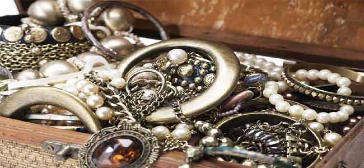 How to protect your jewellery from dust, pollution and frequent wear