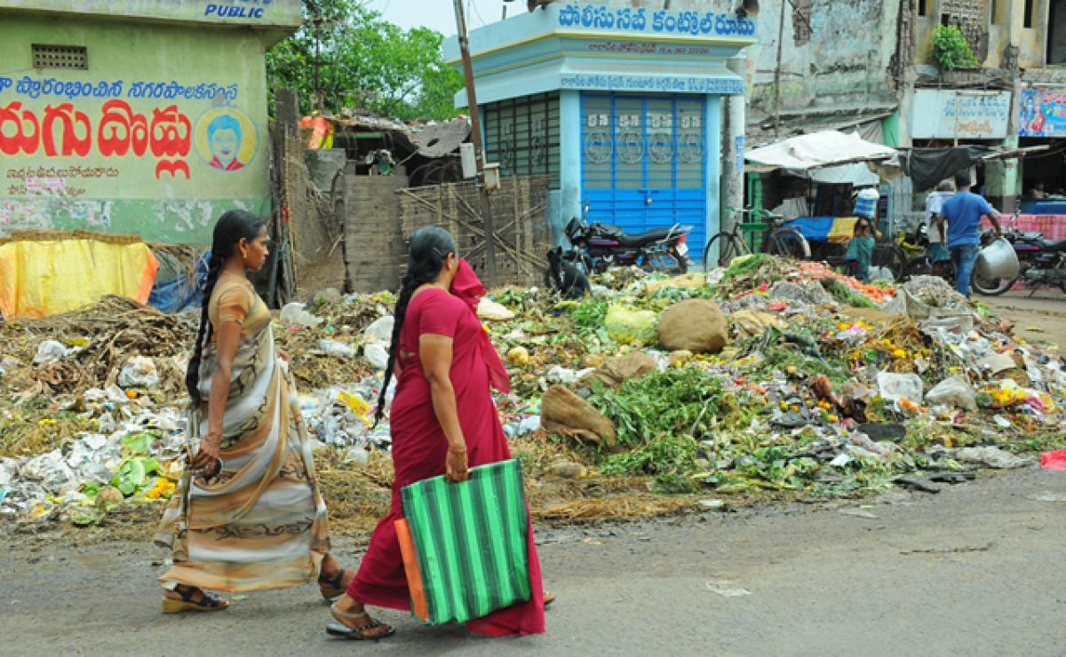 The city awaits garbage (damage) control