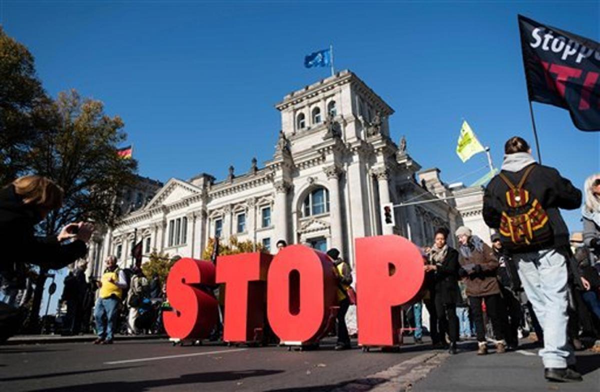 Thousands demonstrate in Germany against EU-US trade deal