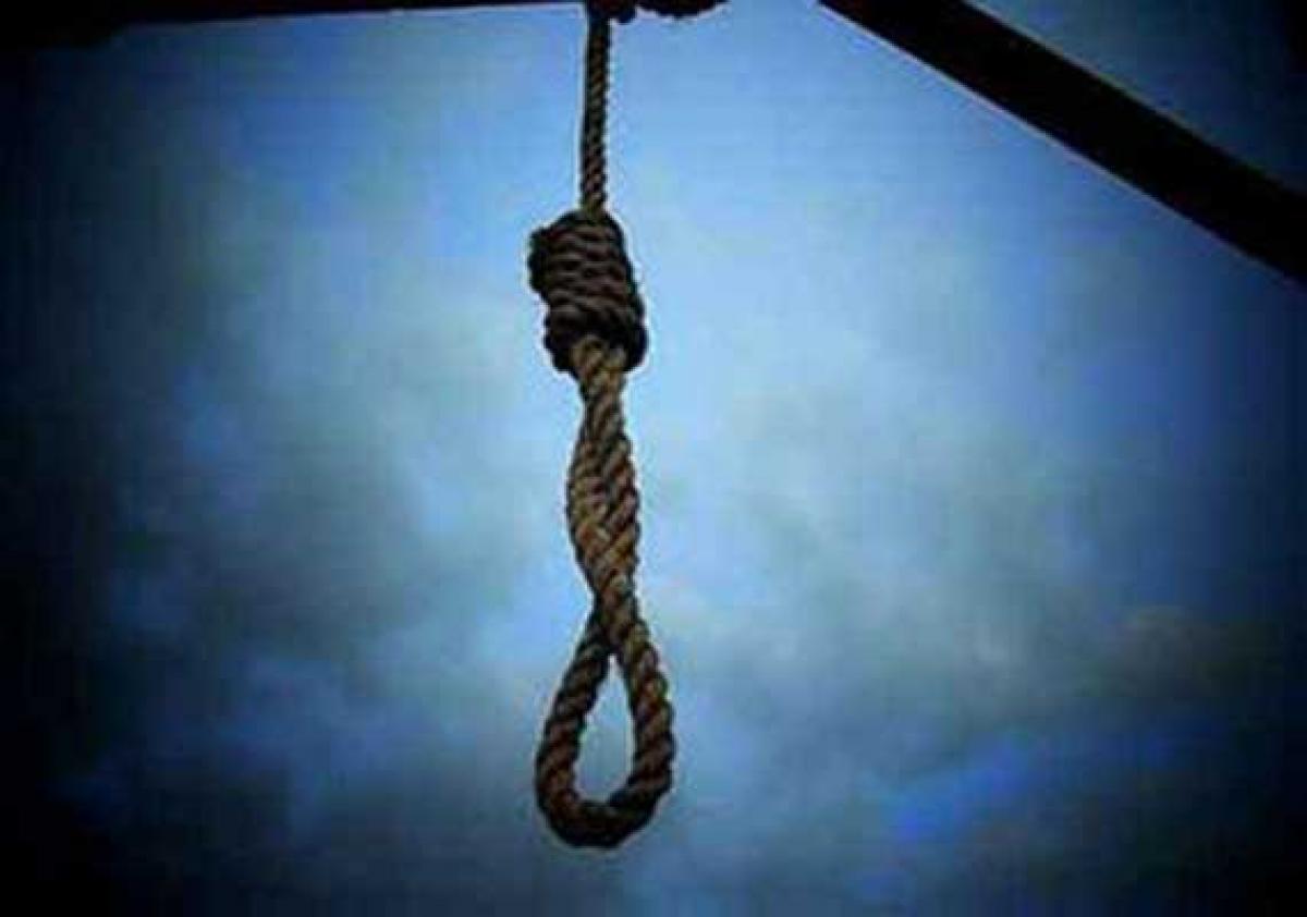 Teenage couple found hanging from tree in UP