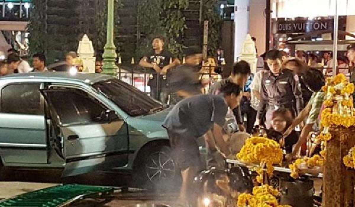 Car crashes into Hindu temple in Bangkok