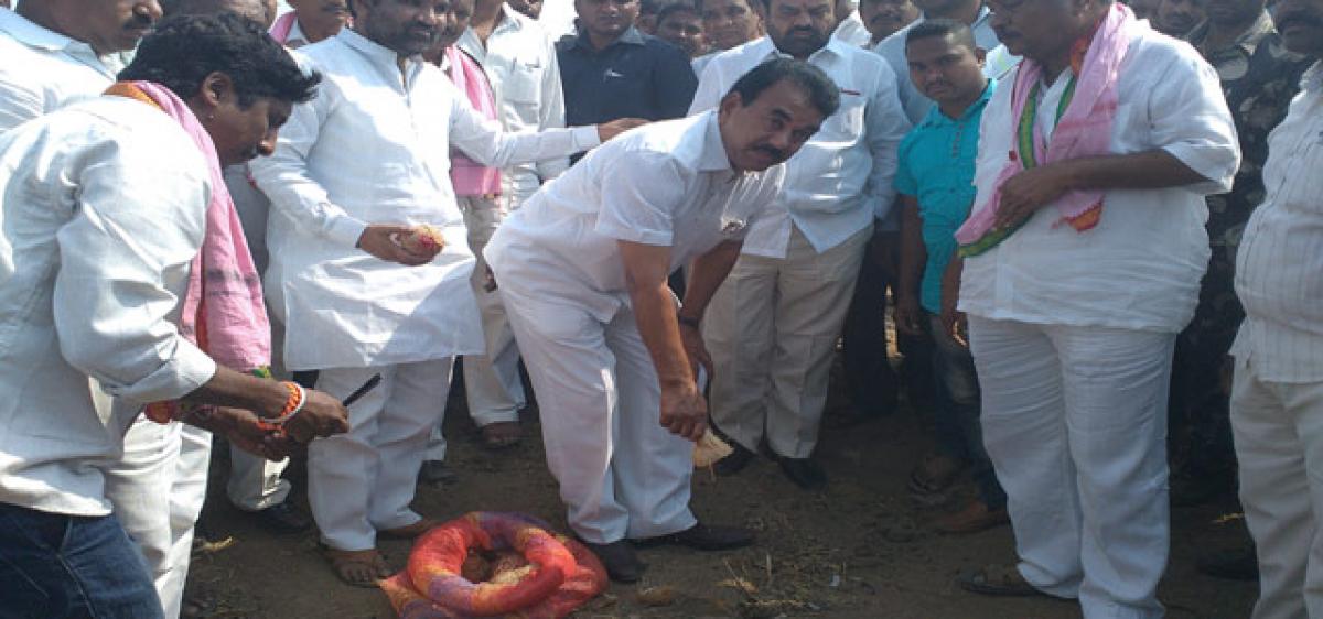 Villagers told to construct water harvesting pits: Jupalli Krishna Rao