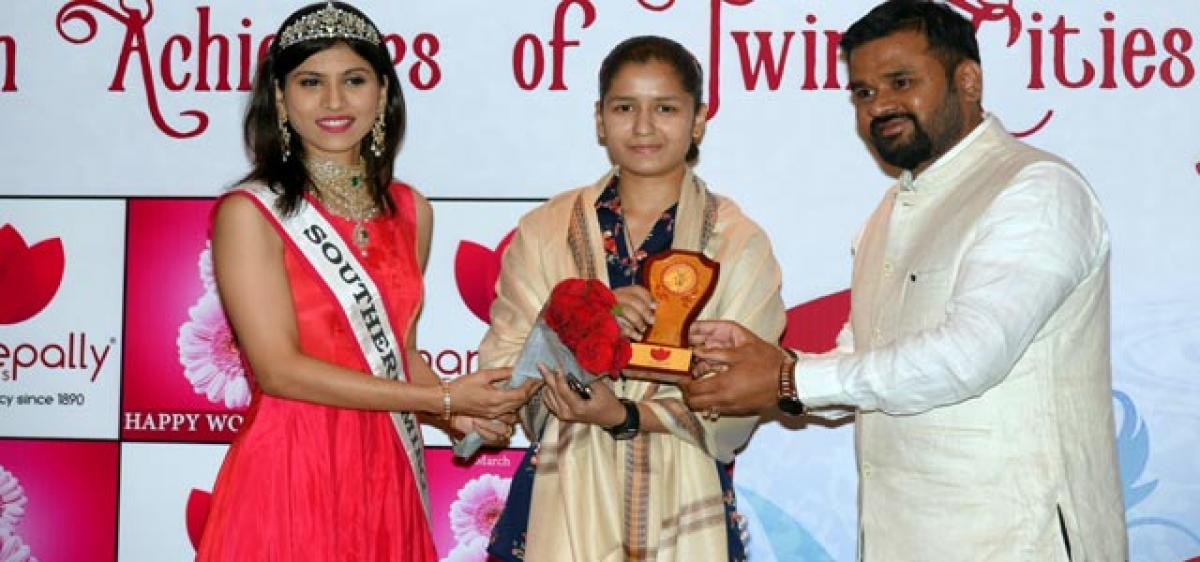 Manepally Jewellers felicitates women achievers of twin cities