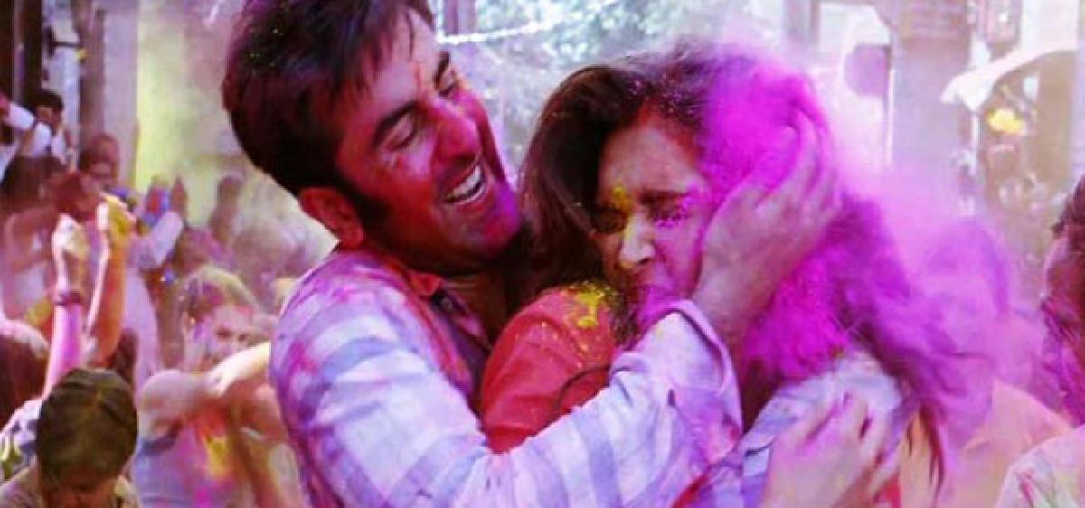 The most memorable Holi moments of Bollywood!