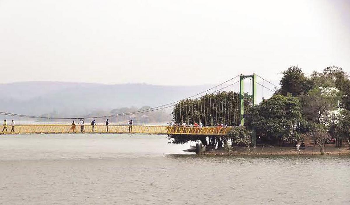 Traffic restrictions deny tourists chance to witness Laknavaram lake
