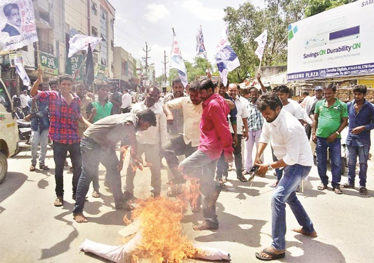 Madiga Reservation Porata Samithi activists burn Chief Minister effigy