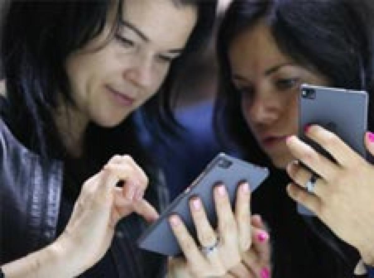 Women more addicted to smartphones than men