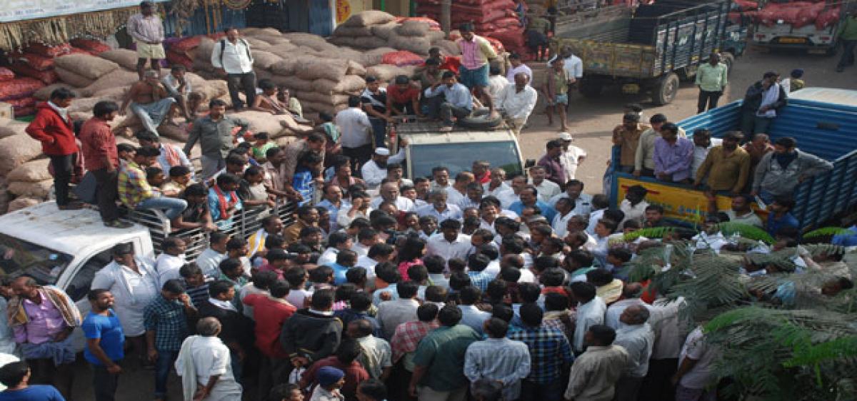 Farmers attack Malakpet Market Yard, ransack furniture