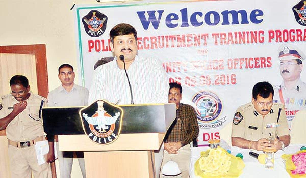 Collector pats SP for Community Police Officers initiative