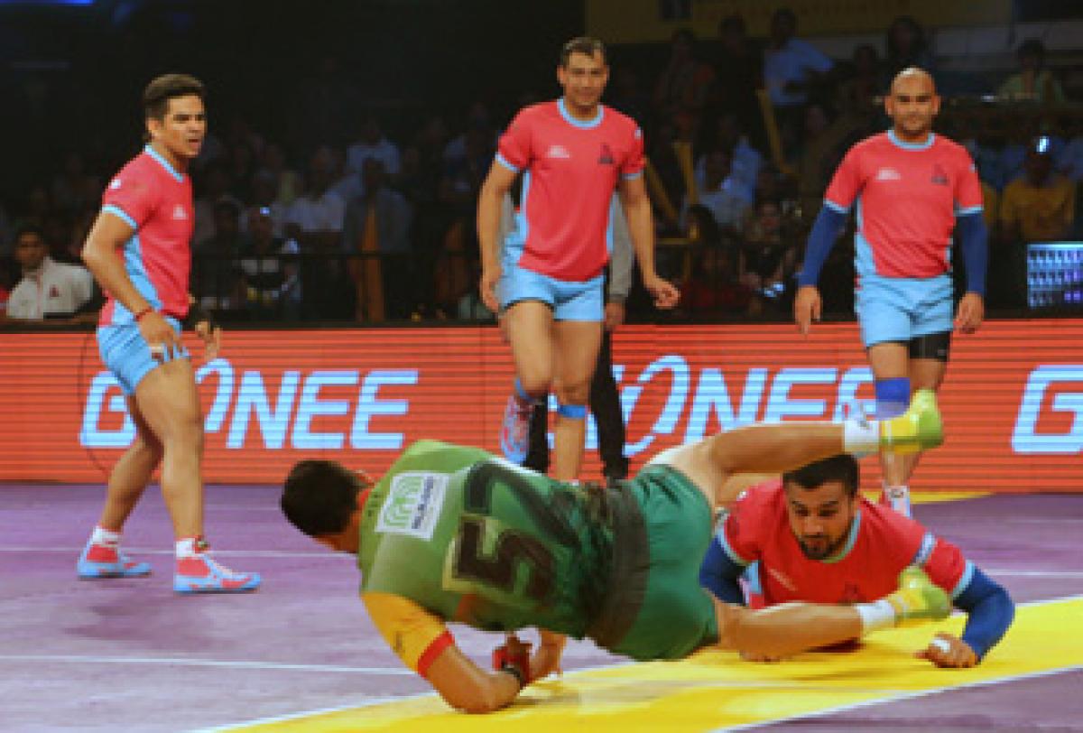 Patna Pirates stun Pink Panthers