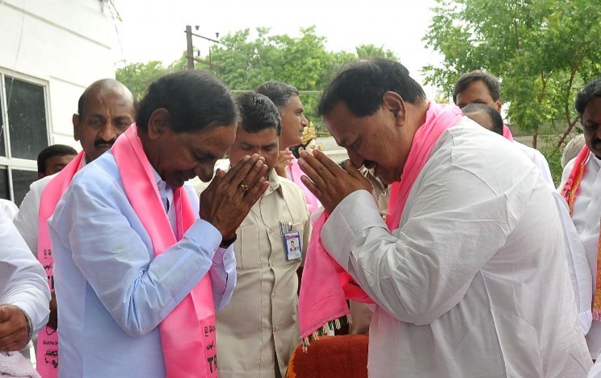 KCR tells Naidu to focus on AP