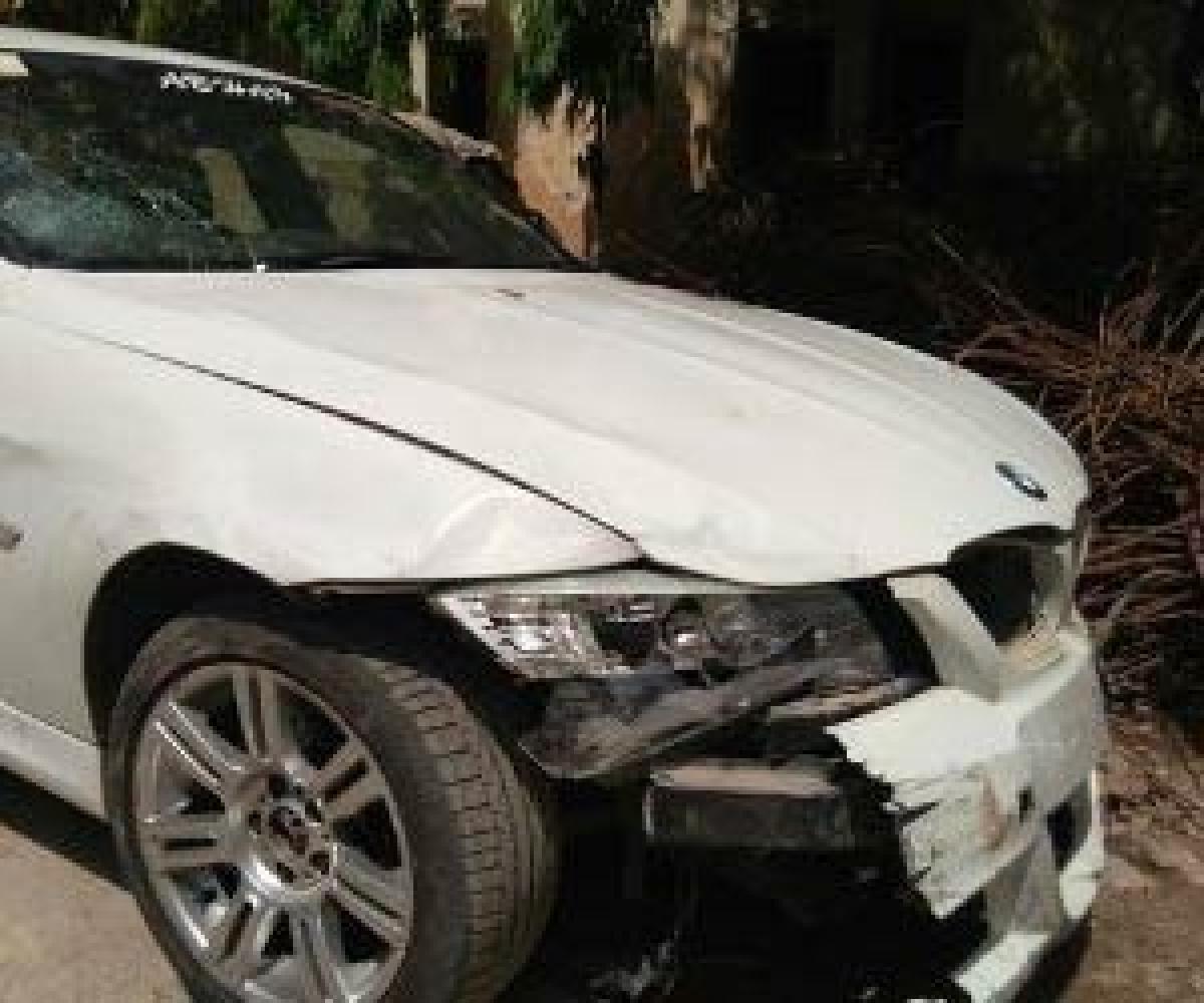 Hit and Run Speeding BMW runs over people in Noida