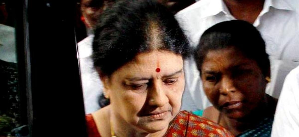 Police book Sasikala, Edapadi Palaniswamy