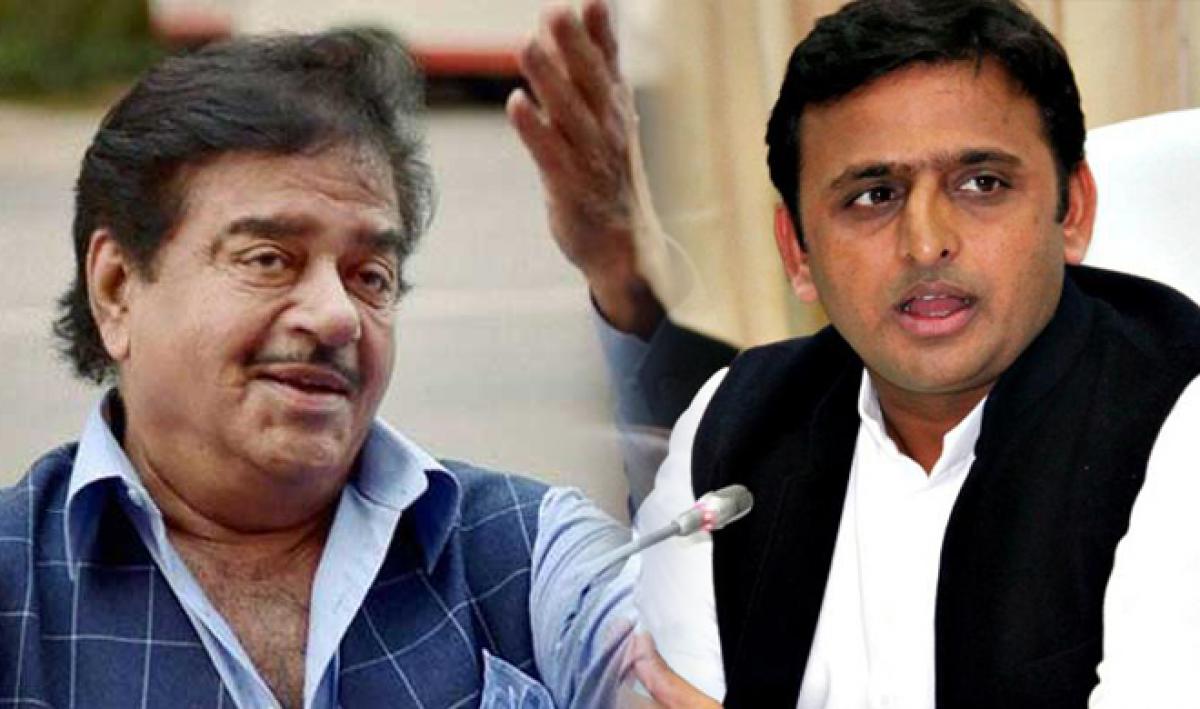 Shatrughan Sinha lends support to Akhilesh Yadav in the ongoing Samajwadi Party tussle