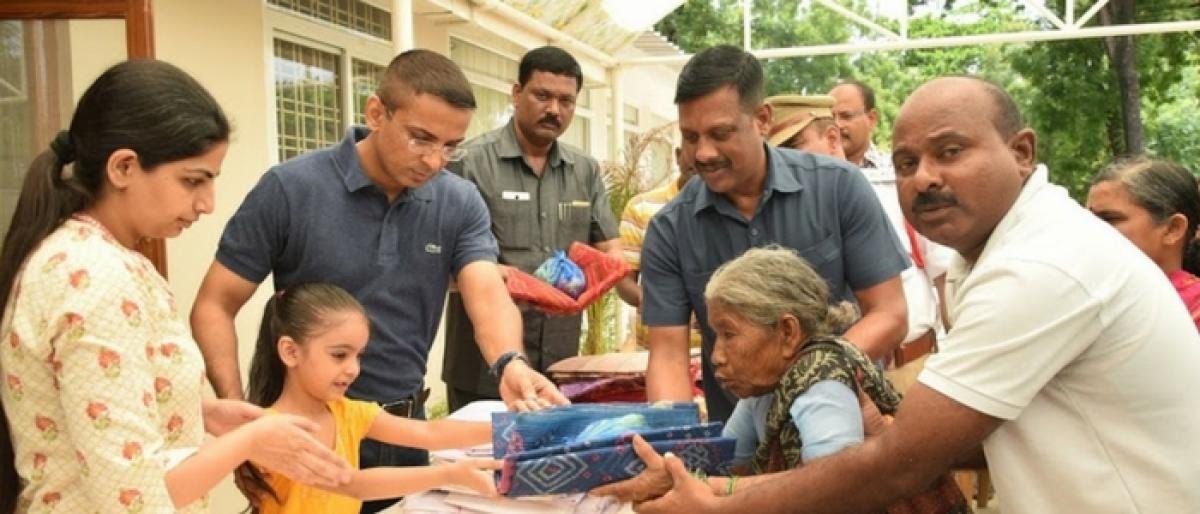 Ramagundam Police chief distributes clothes, fruits