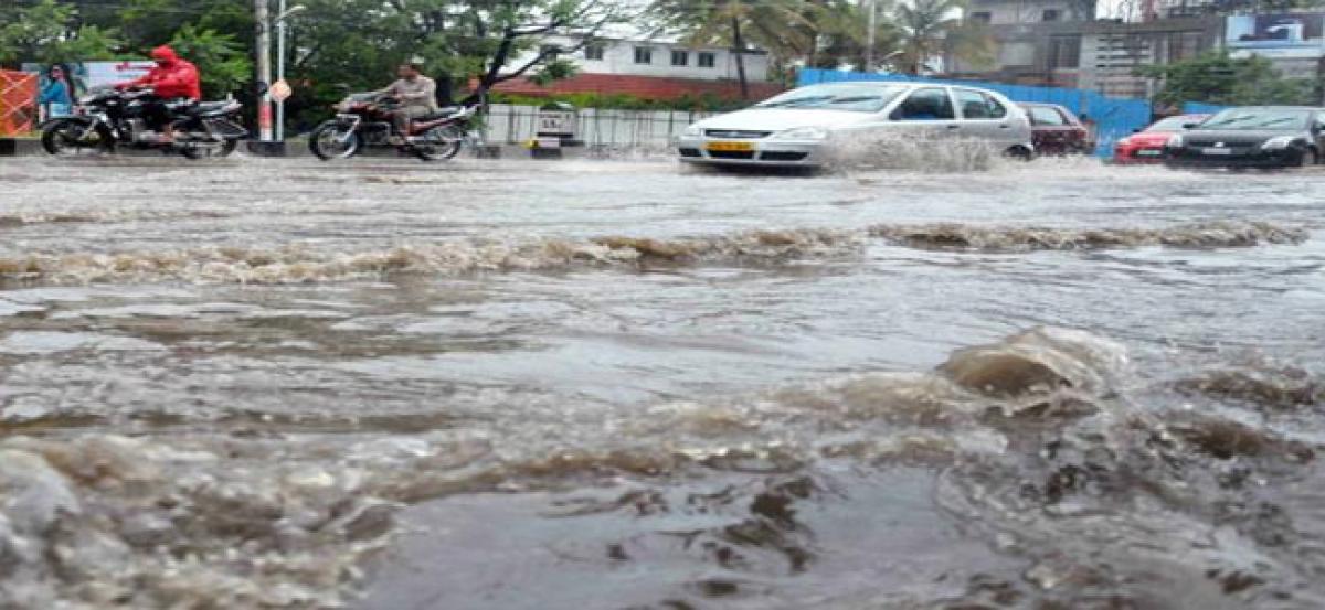 Heavy rain lashes in Guntur city