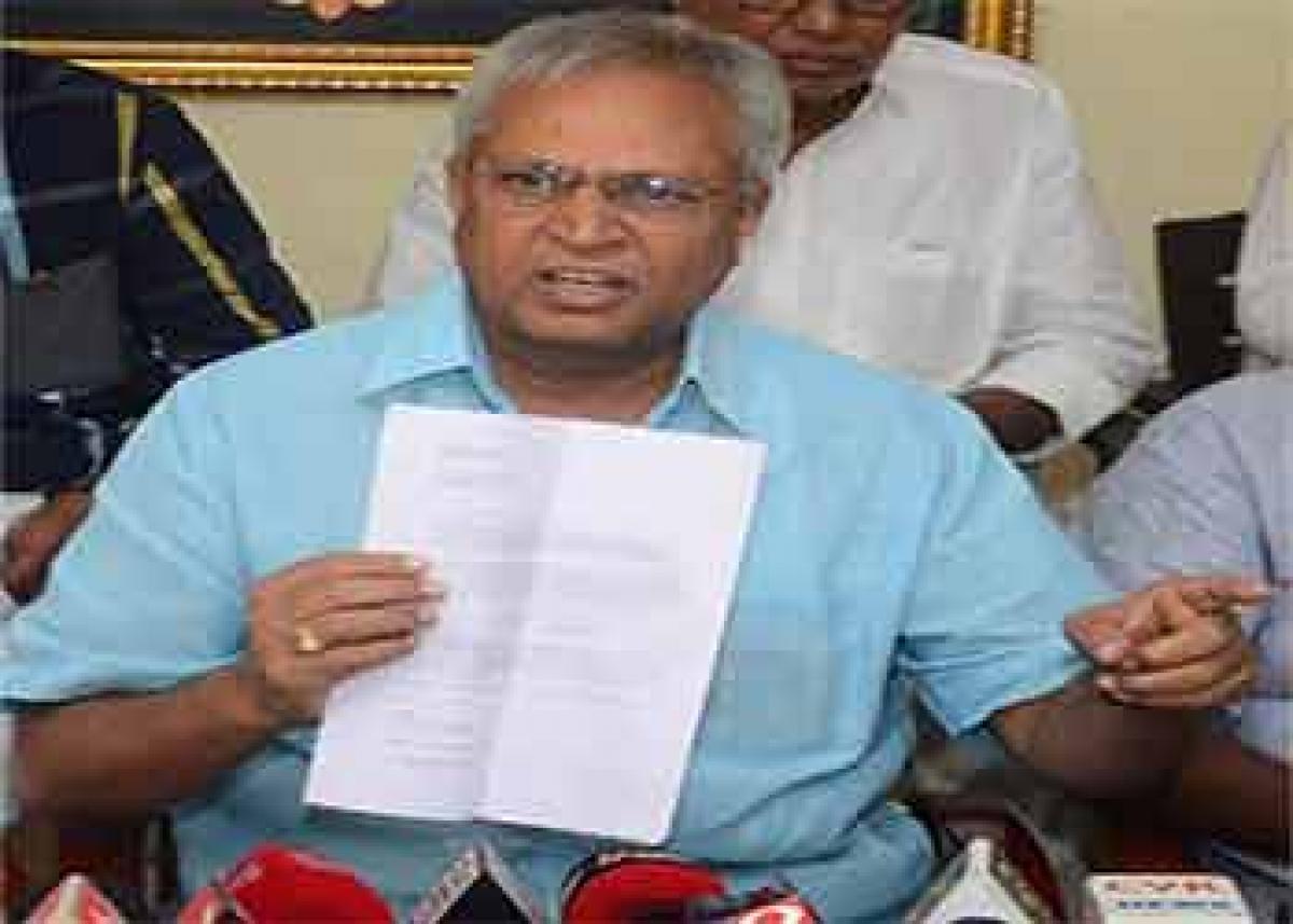 Vundavalli demands white paper on Pattiseema