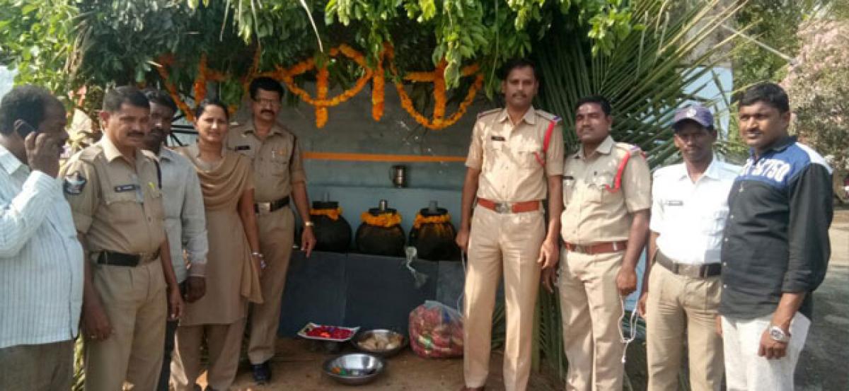 Police arrange water kiosk, bus shelter