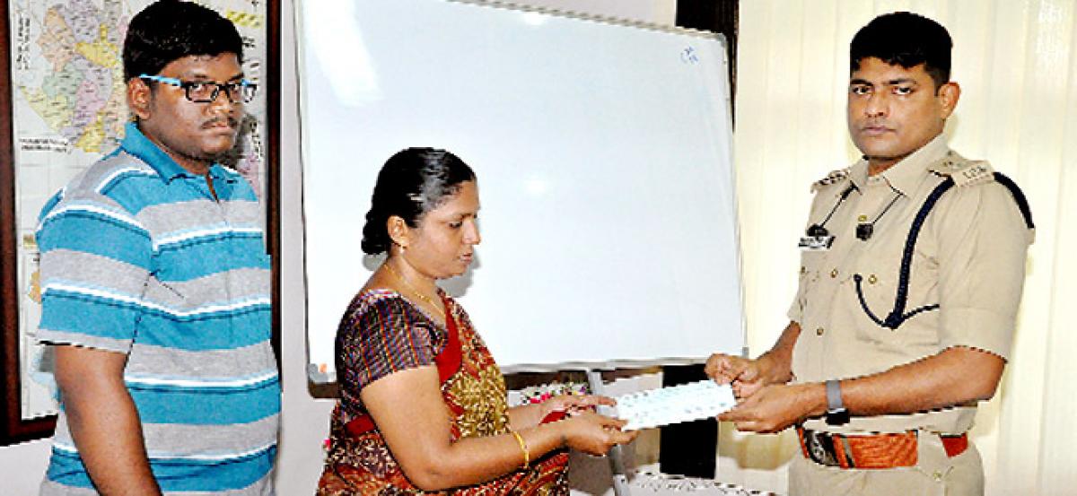 SP distributes cheques to kin of police personnel