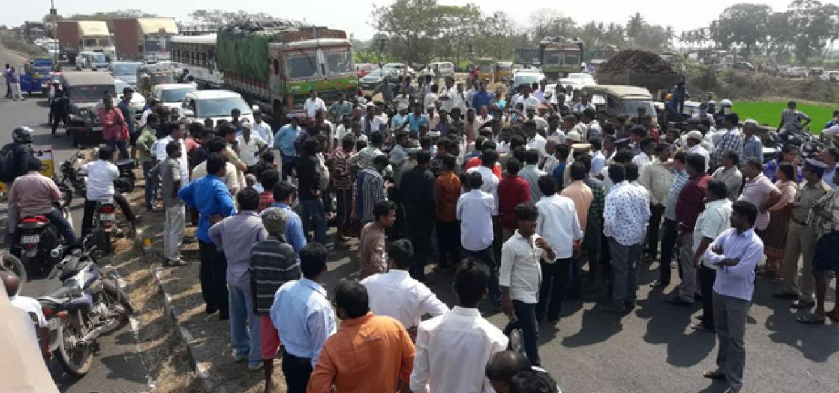 Farmers stage rasta roko on National Highway; demand water for irrigation