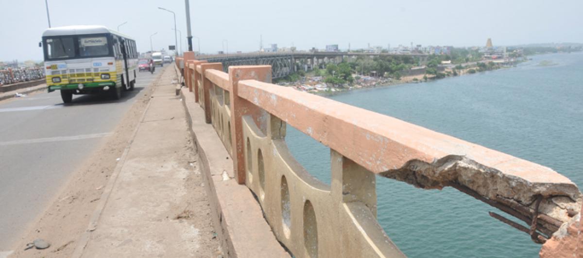 Travel on road-cum-rail bridge between Rajamahendravaram and Kovvur becomes arduous journey