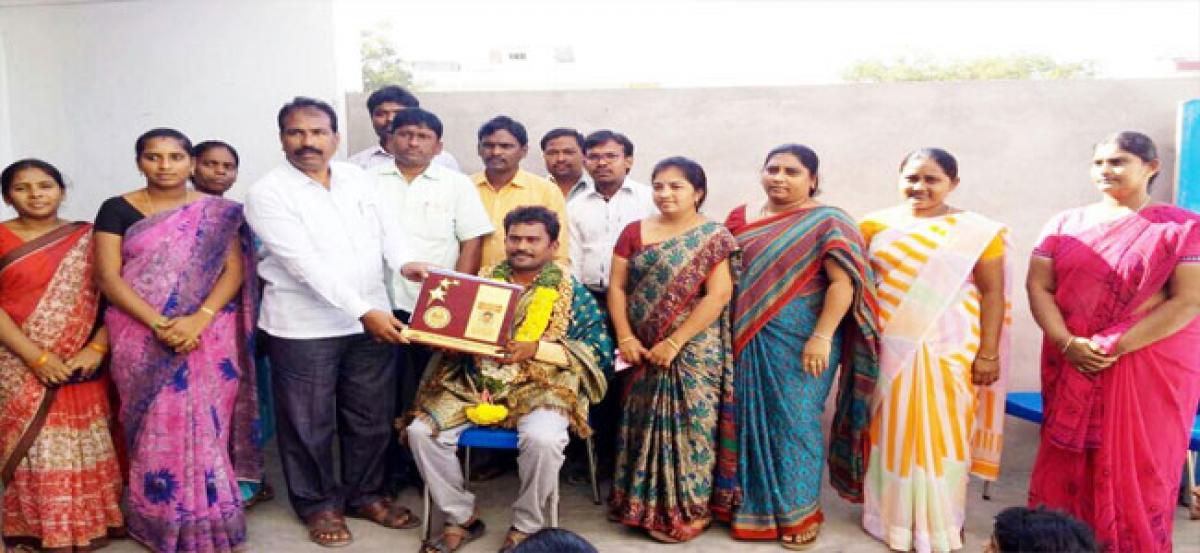Bhavanarushi receives Best Teacher Award
