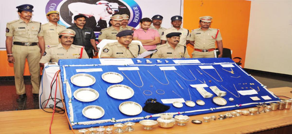 Cops nab burglar, recover booty worth ` 15.63 lakh