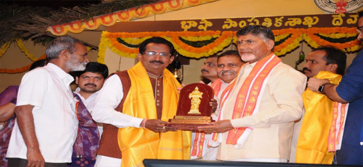 Ponnuru receives Ugadi award for anchoring