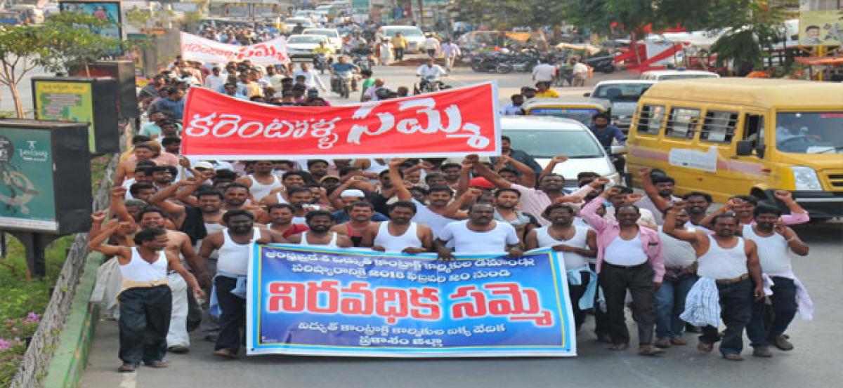 Electricity contract employees organise rally