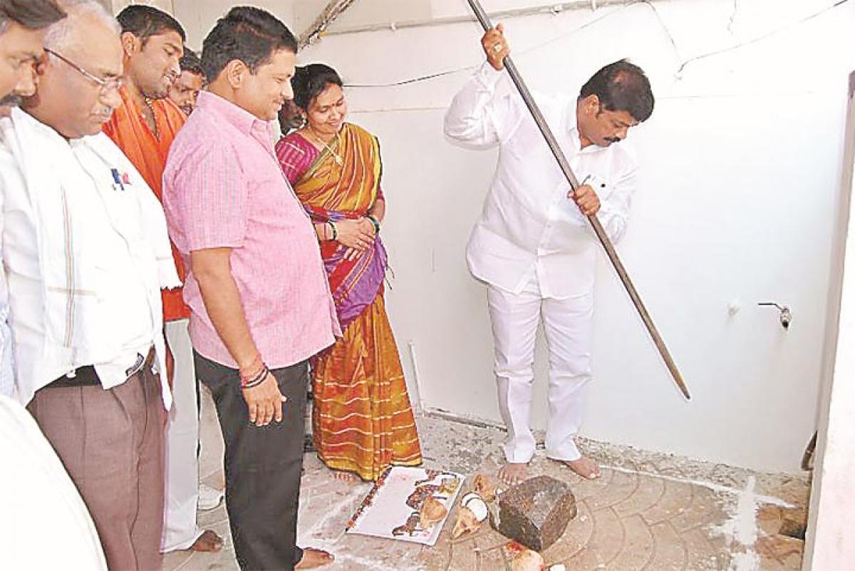 Mayor sets example, digs perculation pit in his house