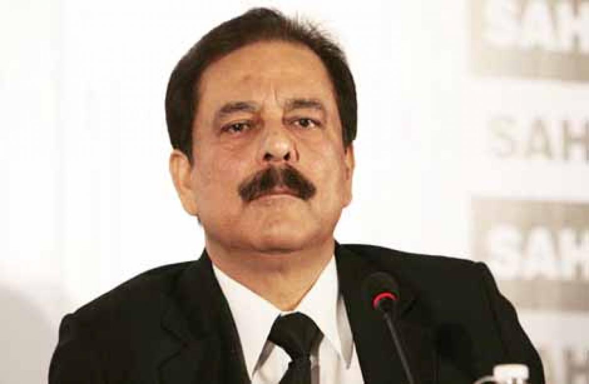 Rai Bareilly Sahara staffers pay respects to Subroto Roy