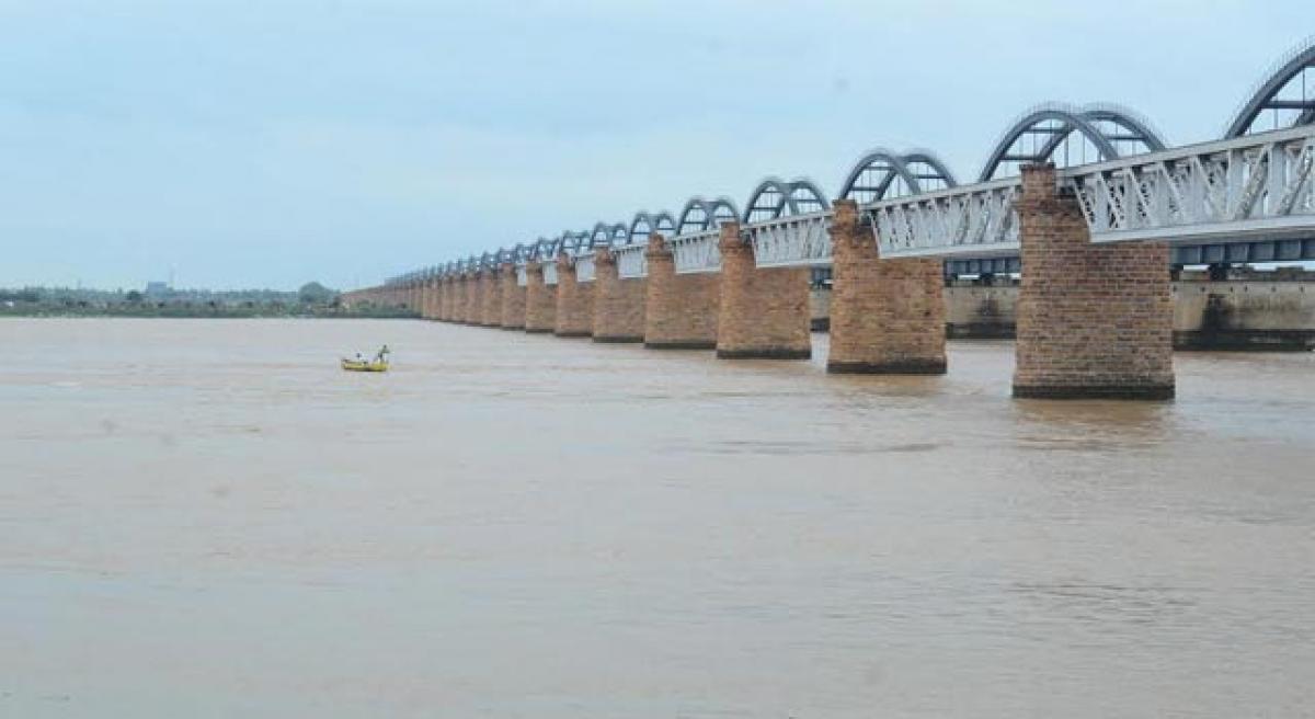 Water level at Dowleswaram Barrage touches 8.8 ft.