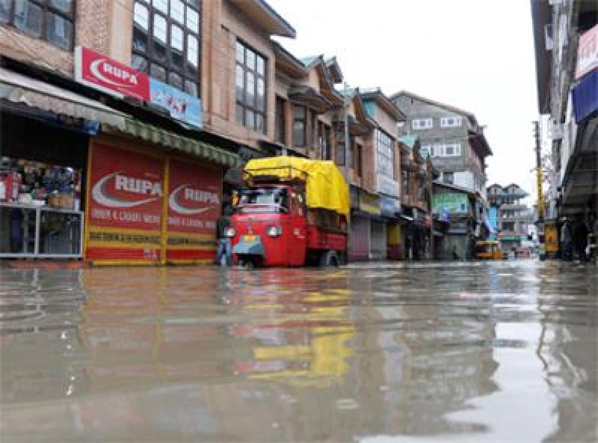 J&K: Continuous rain, snowfall results in flood-like situation