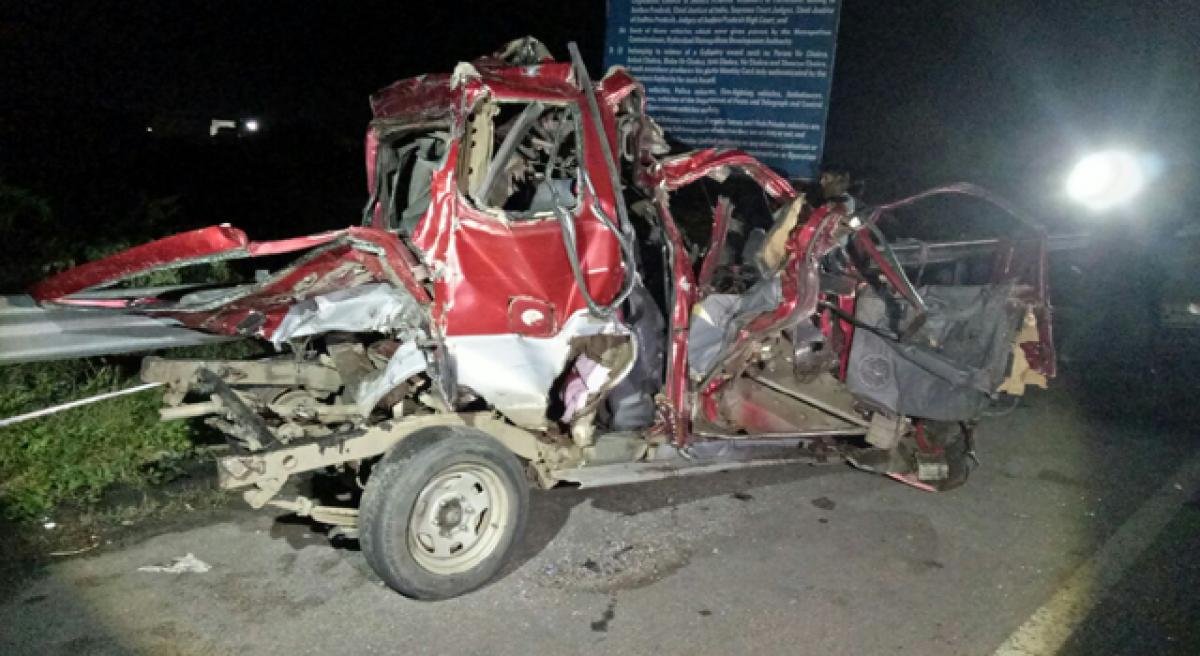 8 of a family killed in road mishap.