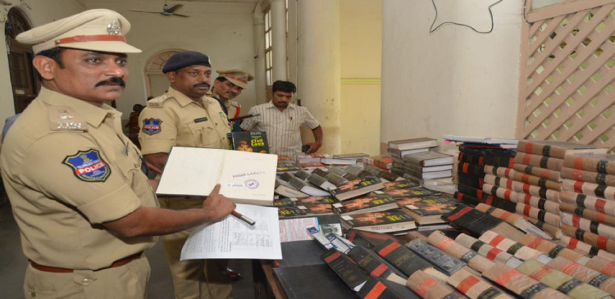 Advocate held for stealing books from HC