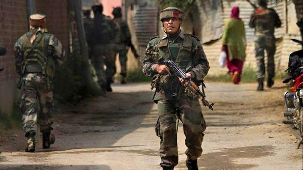 Soldier, four guerrillas killed in Kashmir