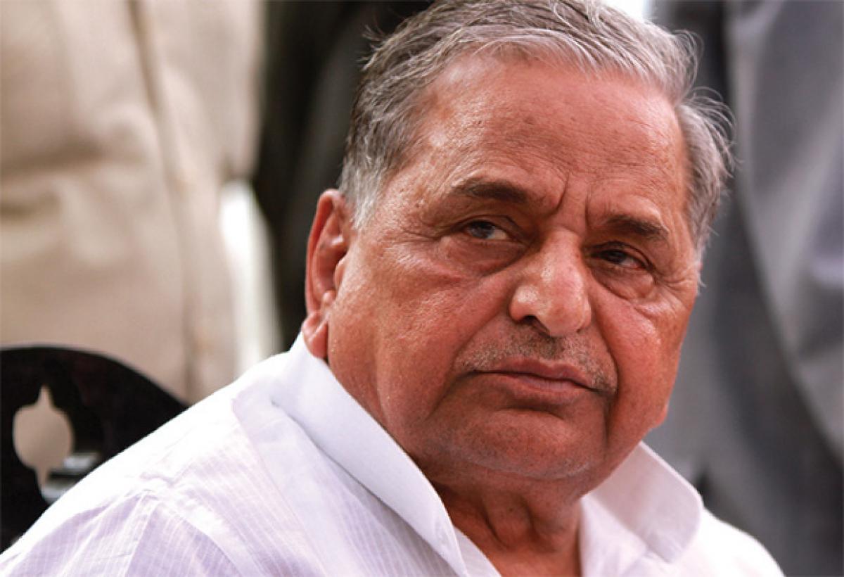 Mulayam Singh to EC: I am SP chief, party symbol should stay with me