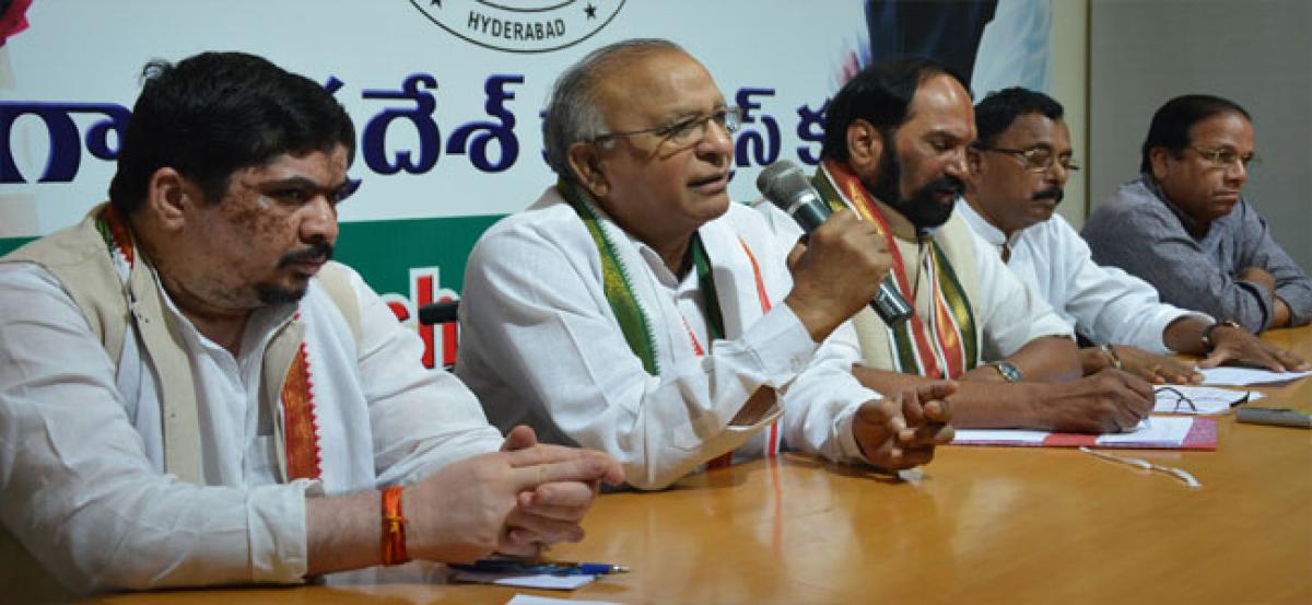 Congress lunges at KCR for kowtowing to Modi