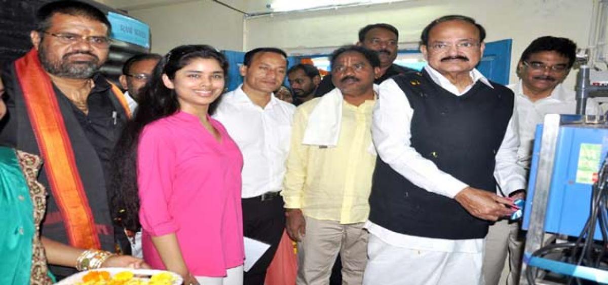 Venkaiah pats state for Swachh record