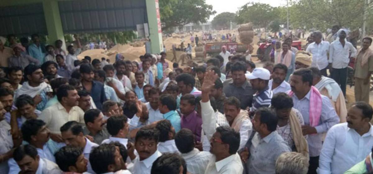 TRS cadre locks horns with Kodandaram team during market visit