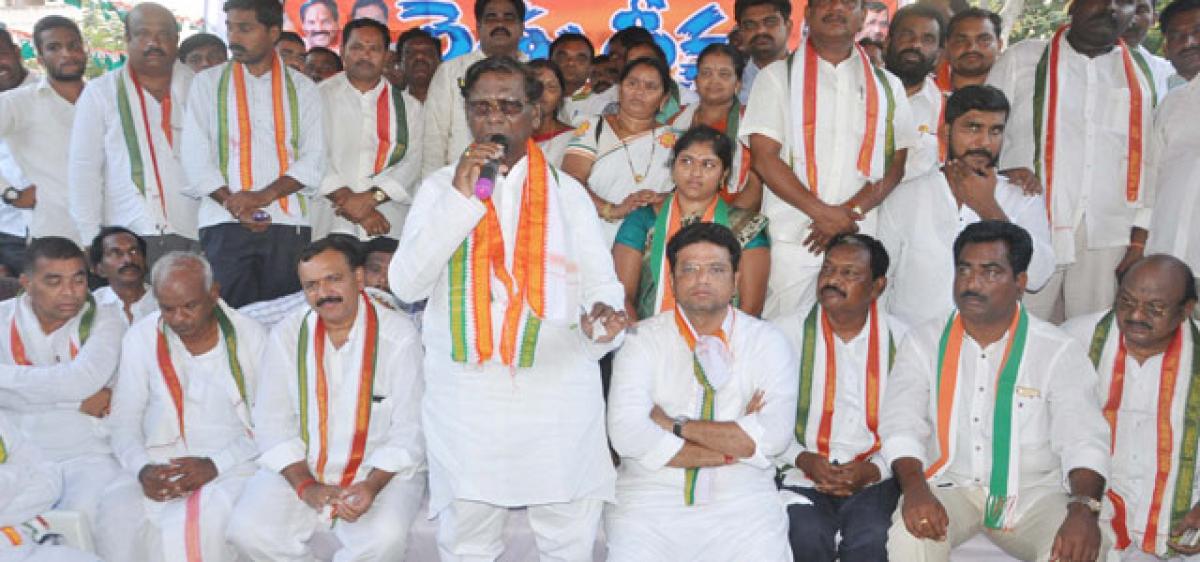 KCR must visit Enumamula market: Congress