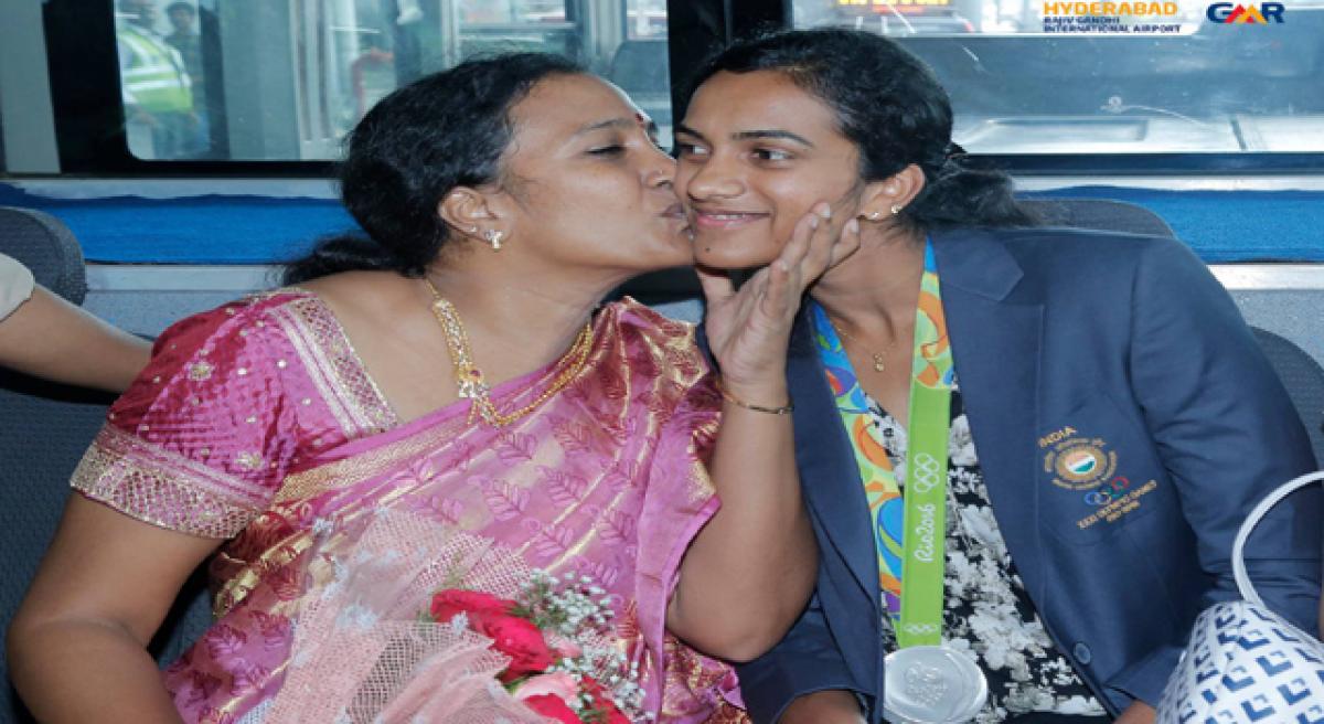Sindhu returns home to a hero’s welcome