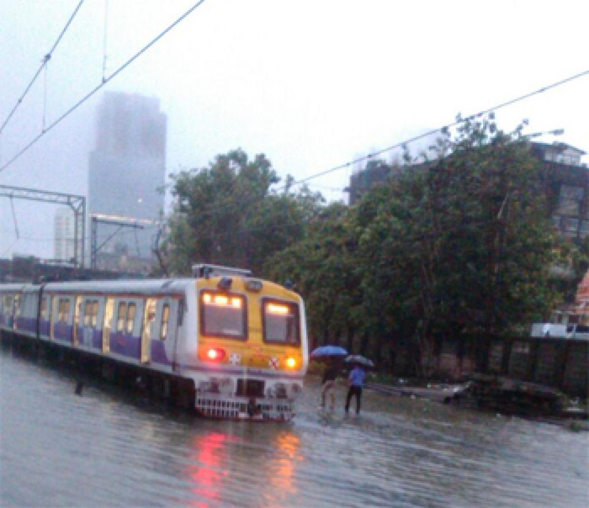 Heavy rainfall paralyses Mumbai