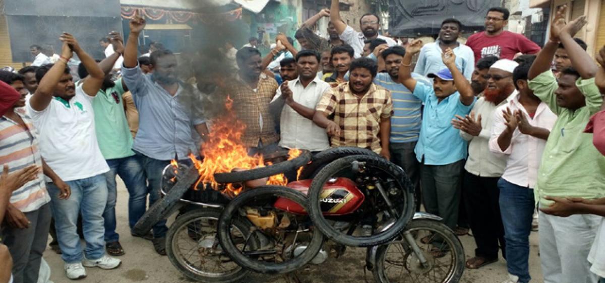 Agitation for Narayanpeta district turns violent; vehicles torched