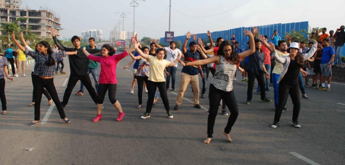 Flash mob for altruism at Raahgiri Day