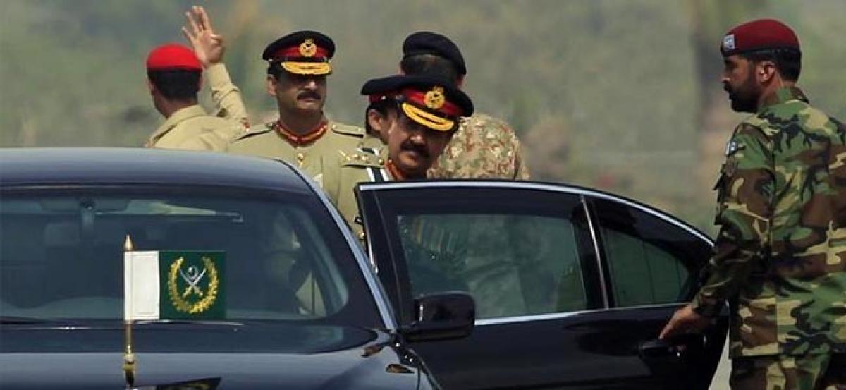 Pakistans powerful army chief begins farewell visits