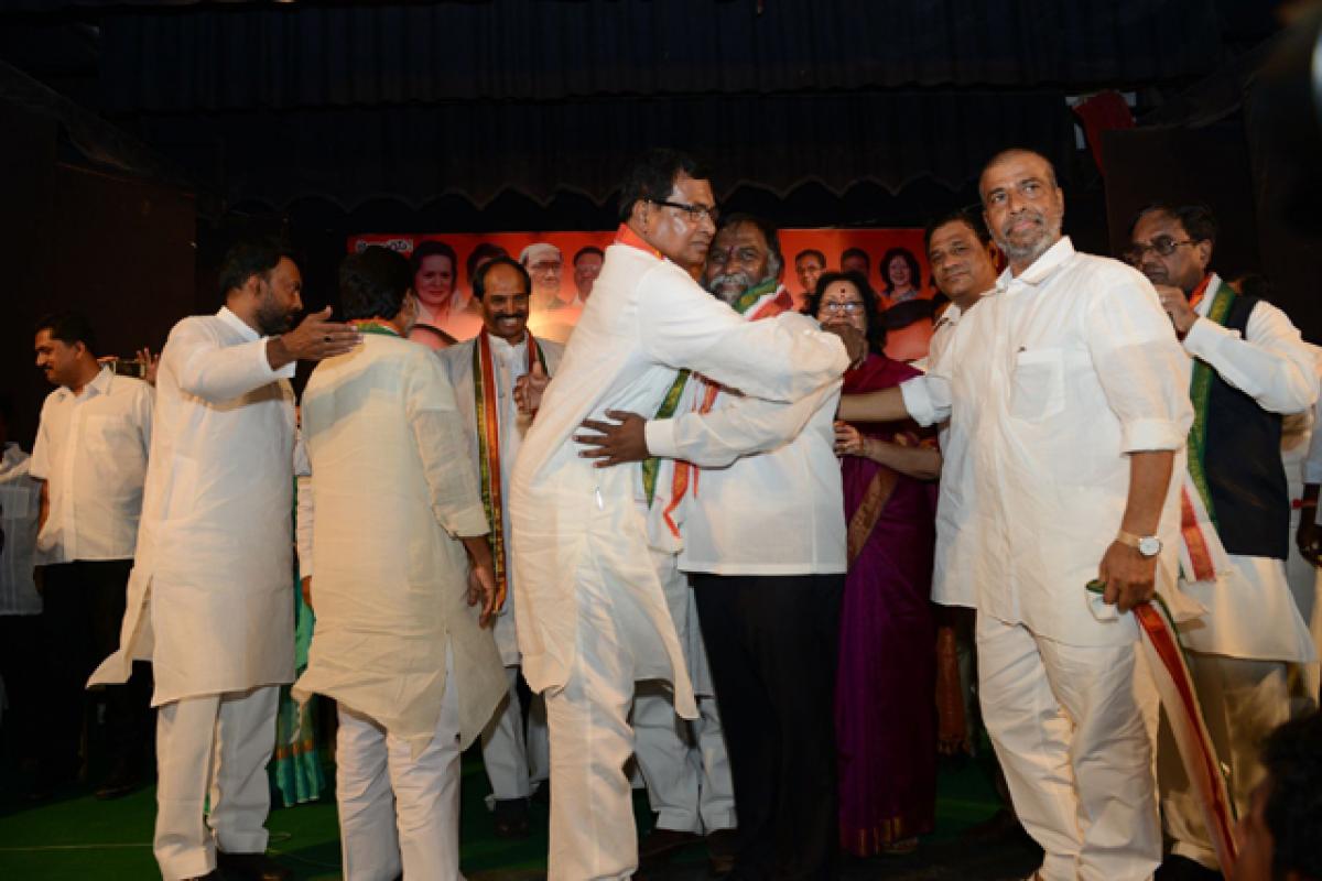 Jagga Reddy back in Congress fold, vows to take on KCR