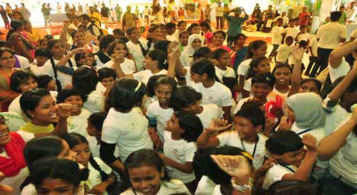 300 orphan kids turn VVIPs for a day!