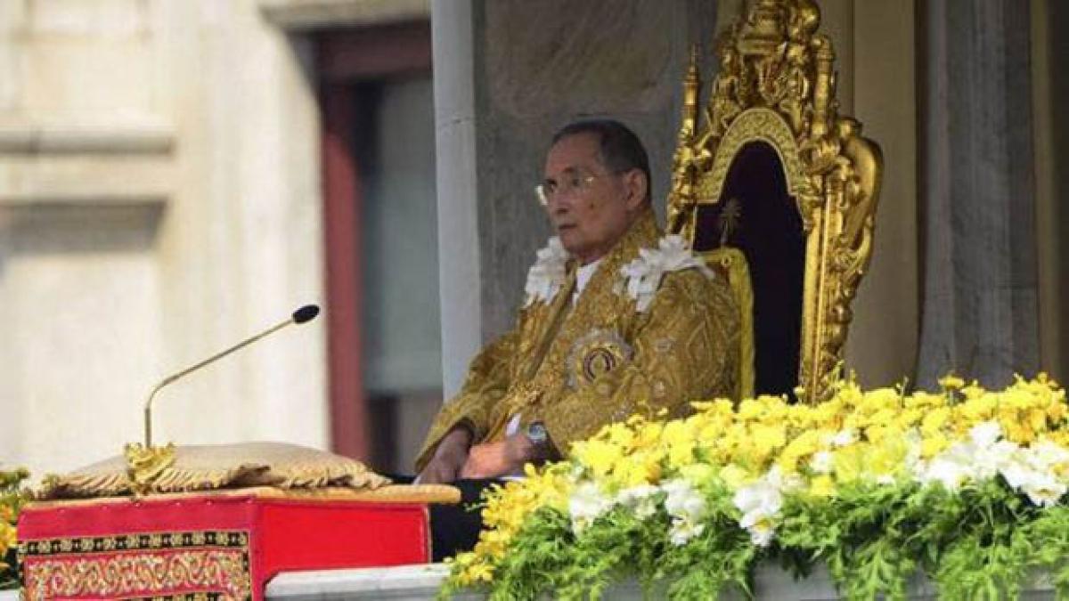 Thais celebrate Kings birthday amid widening royal insult probe